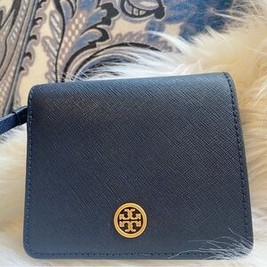 Stunning Tory Burch bifold wallet in excellent condition.